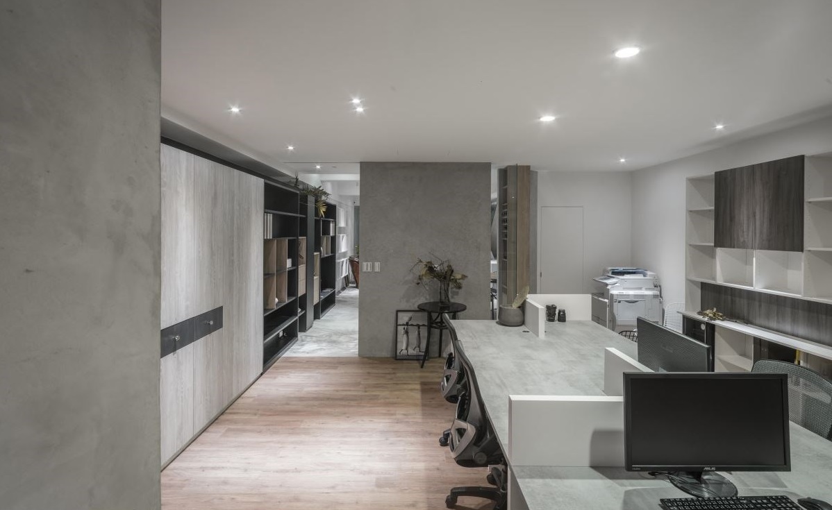 商業(yè)空間設(shè)計(jì):老透天改造 showroom 工作室，有明亮前庭院和時(shí)髦吧臺